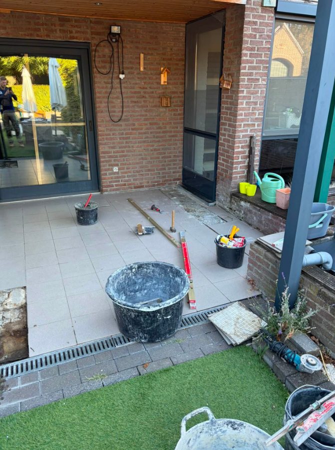 Terras tijdens het afwerken, met goot en klinkerrand