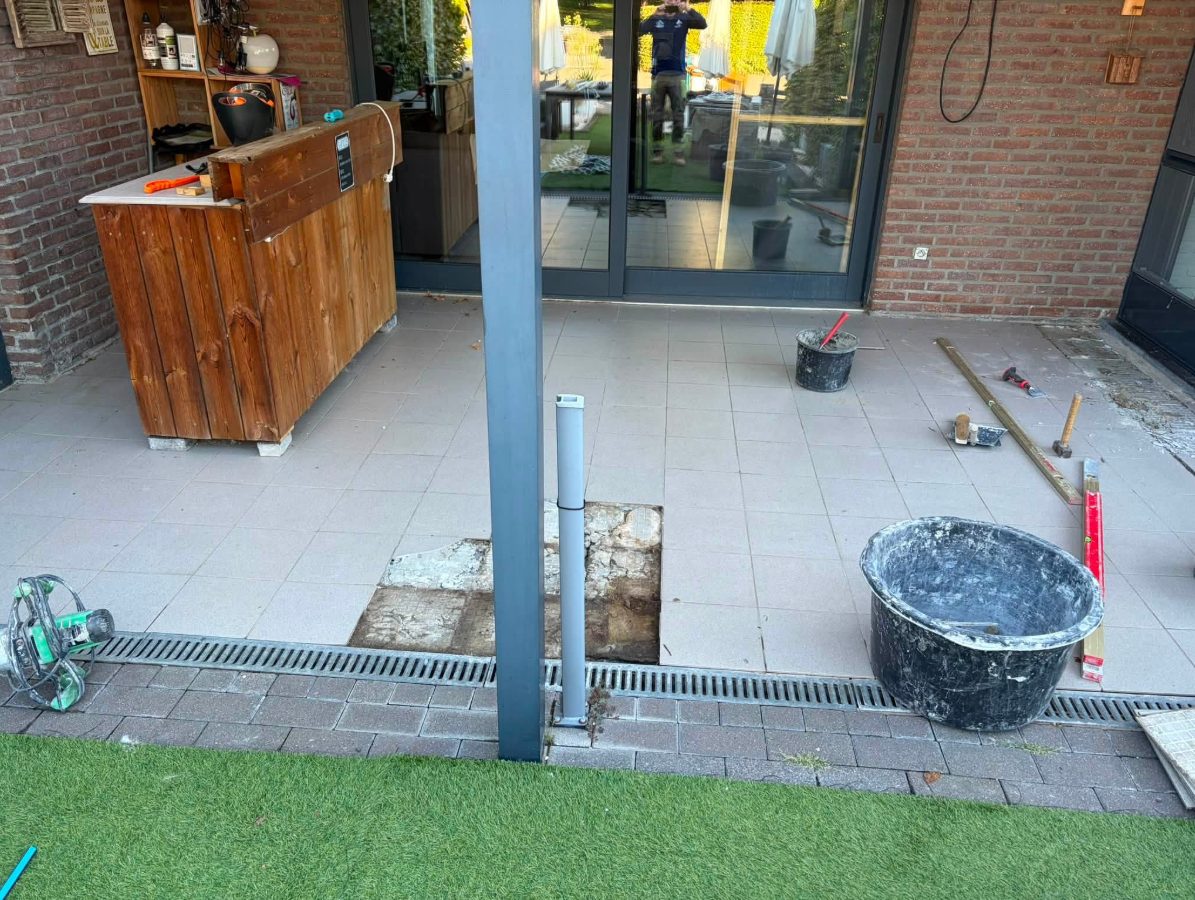 Terras in grote keramische tegels tijdens de werken in Hoeselt